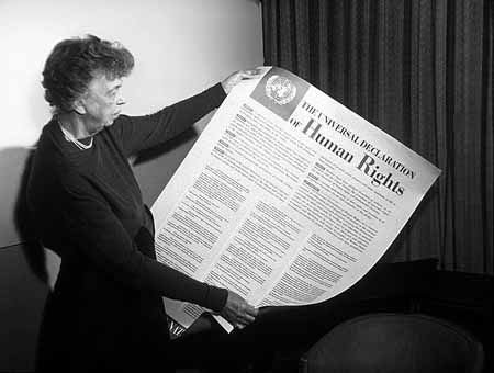 https://upload.wikimedia.org/wikipedia/commons/8/85/Eleanor_Roosevelt_and_Human_Rights_Declaration.jpg