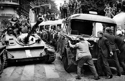 Srpen 1968. Nkde se lid pokusili o odpor, stavli ztarasy. Proti tankm ale... | na serveru Lidovky.cz | aktuln zprvy