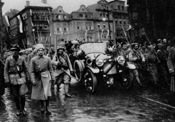 Automobil Masarykv 21. XII 1918 ma Staromstskm nmst. - kliknte pro zobrazen detailu